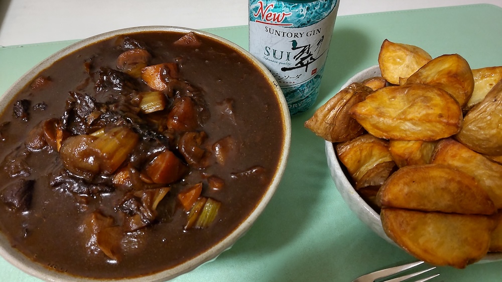 カレーとポテトフライと翠(ジンソーダ)の缶の写真