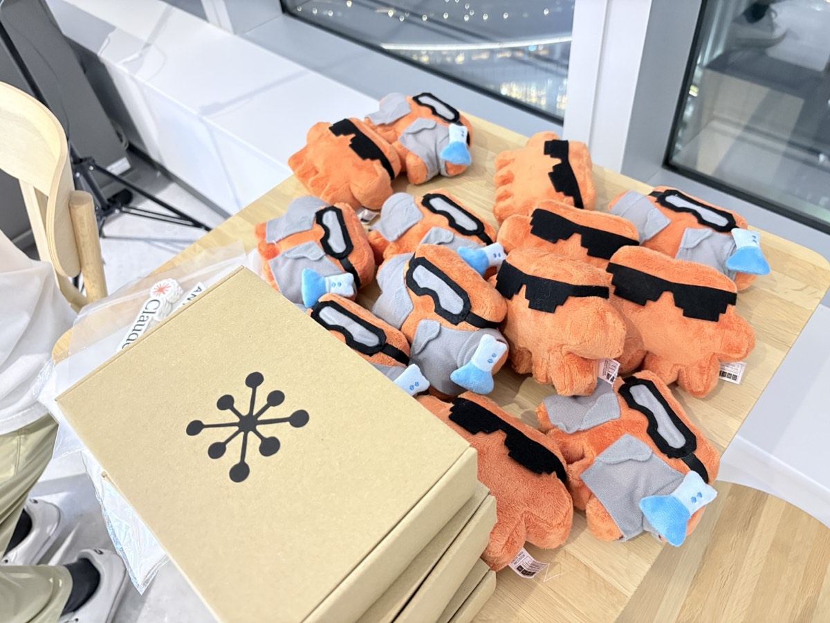 オレンジ色のぬいぐるみがテーブルに並べられている