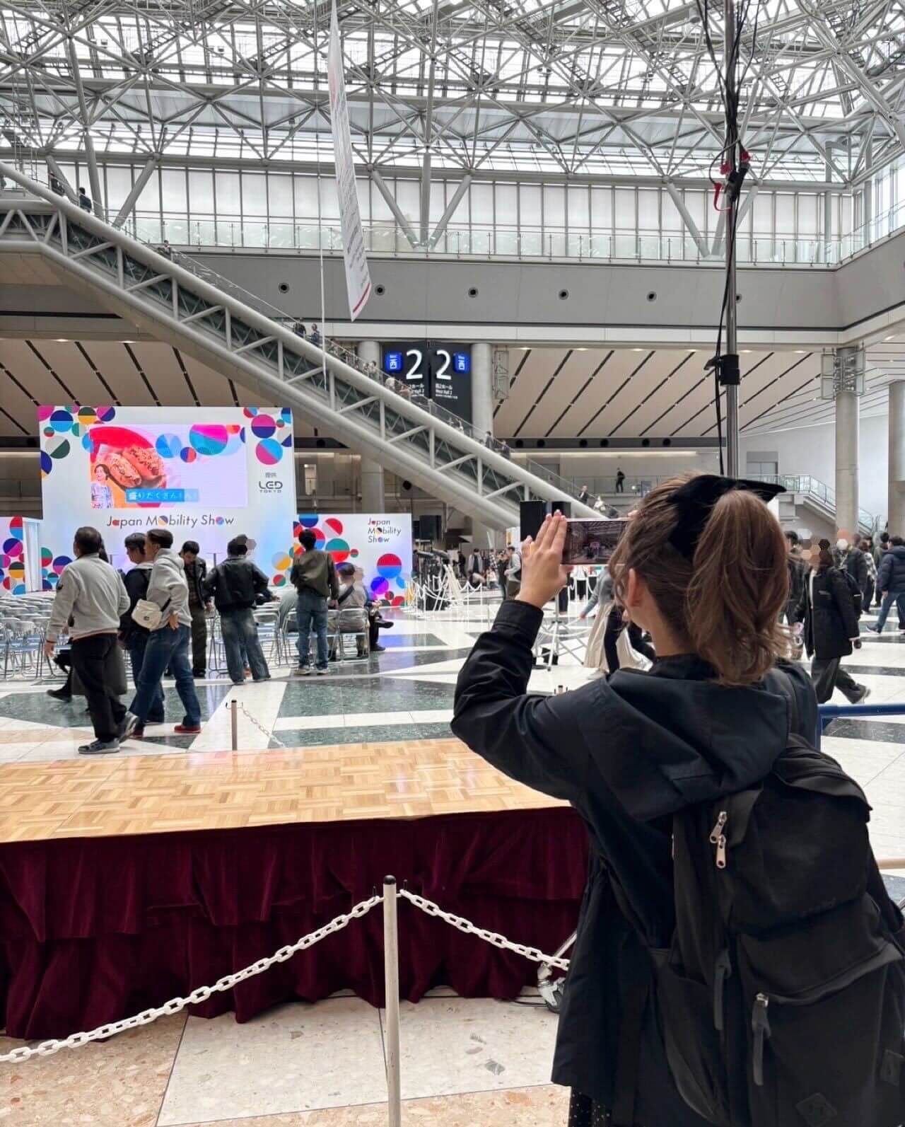 会場の写真を一生懸命撮ってます